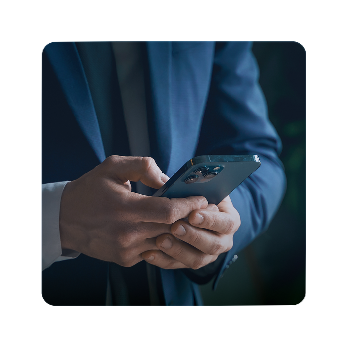 Personne consultant son smartphone